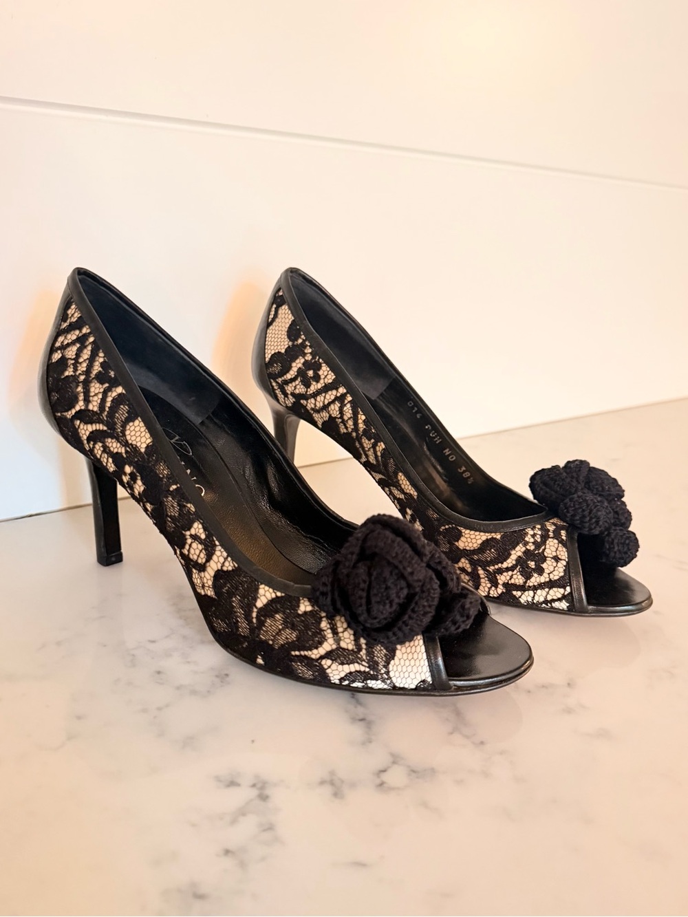 VALENTINO GARAVANI Beautiful Feminine Black Lace Peep Toe Heeela 38.5 NEW $1,200